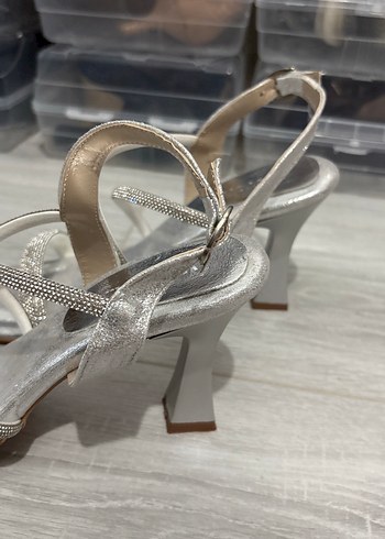 Gri parlak taşlı Metal Topuklu Kadın Ayakkabı - Görsel 2