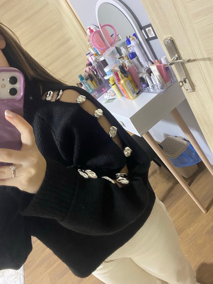 siyah kol detaylı bluz - Görsel 4