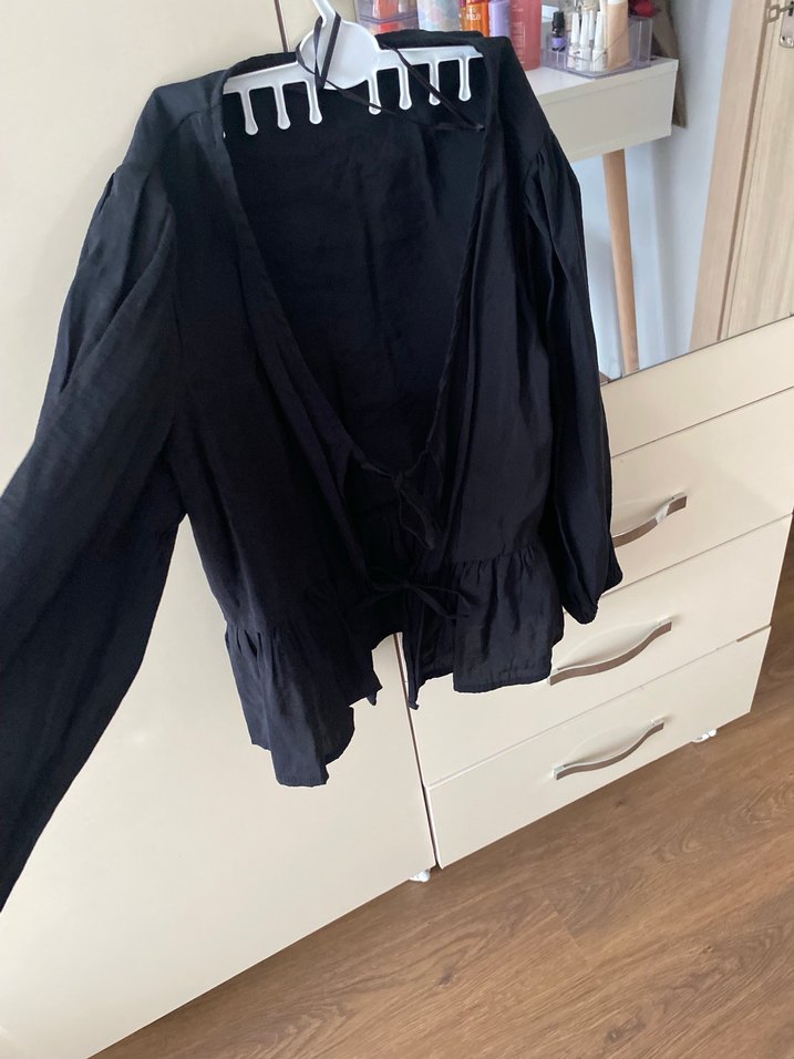 Uzun Kollu Siyah V Yaka Keten Bluz - Görsel 3