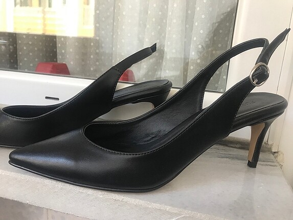 Siyah Deri Topuklu Ayakkabı
