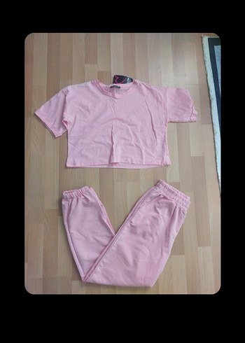 Pembe kısa model tişort ve pantolon