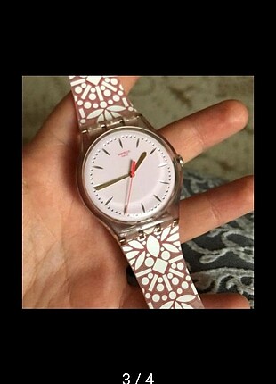 Kadın çiçek desenli Swatch marka saat