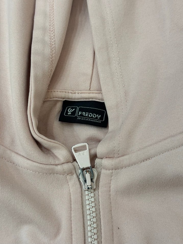 Pembe kapüşonlu - Görsel 3