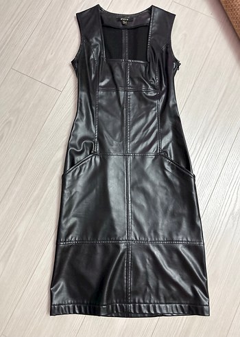 Siyah Deri Görünümlü Midi Elbise - Görsel 2