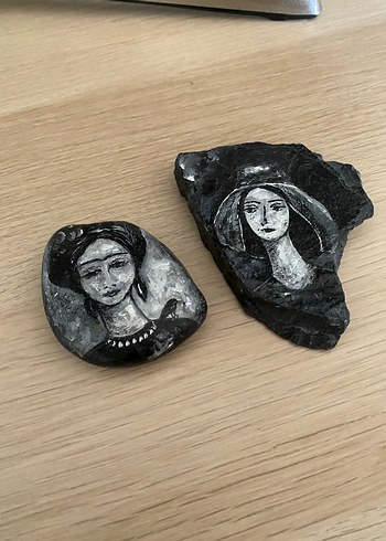 Siyah Taş Üzerine El Yapımı Kadın Figürleri