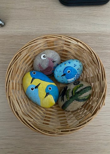 El Boyaması Taş Kuş Figürleri Sepette