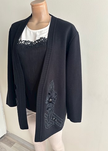 Düğmeli Siyah Nakışlı Midi Hırka - Görsel 2