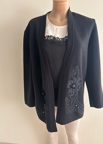 Düğmeli Siyah Nakışlı Midi Hırka - Görsel 3