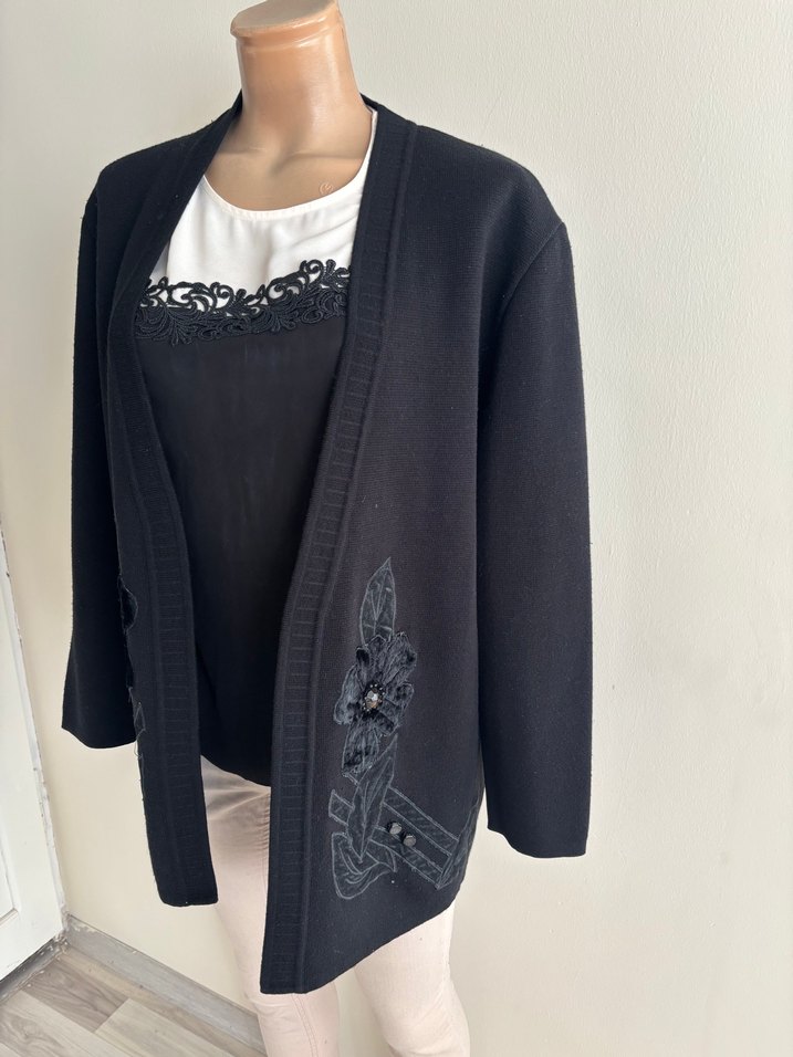 Düğmeli Siyah Nakışlı Midi Hırka - Görsel 2