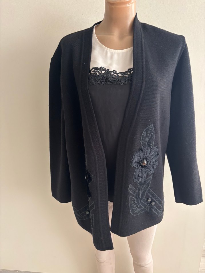 Düğmeli Siyah Nakışlı Midi Hırka - Görsel 3