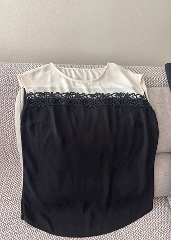 Dantel Detaylı Siyah Beyaz Kolsuz Bluz - Görsel 3