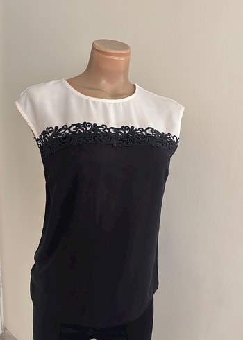 Dantel Detaylı Siyah Beyaz Kolsuz Bluz - Görsel 2