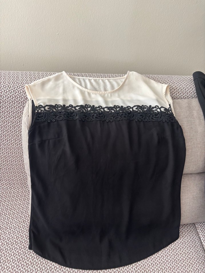 Dantel Detaylı Siyah Beyaz Kolsuz Bluz - Görsel 3