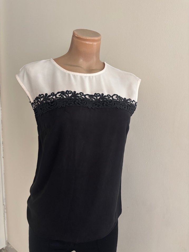 Dantel Detaylı Siyah Beyaz Kolsuz Bluz - Görsel 2