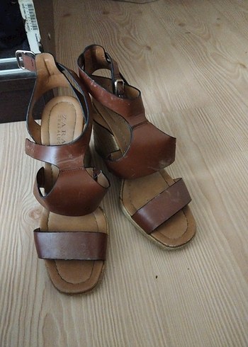 Zara Kahverengi Deri Dolgu Topuklu Kadın Sandalet