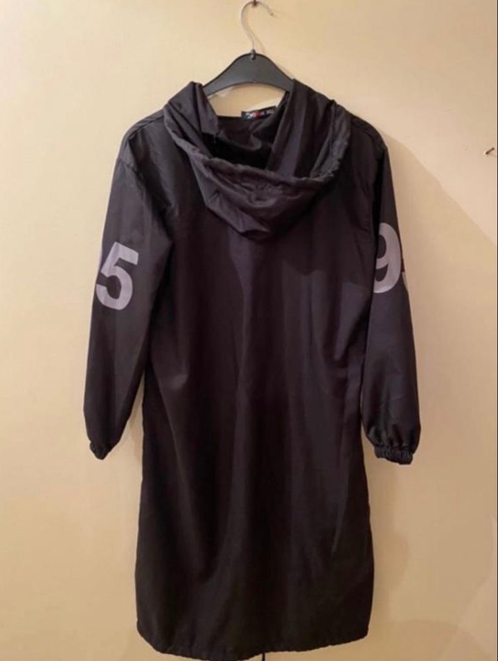 Siyah Kapüşonlu Midi Boy Kadın Yağmurluk - Görsel 2