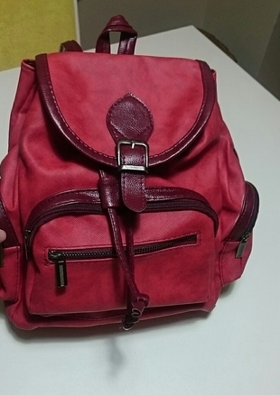 Diğer kırmızı çanta