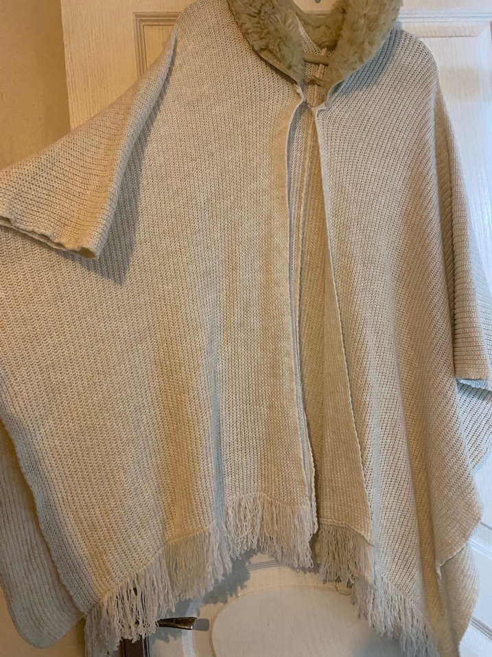 Bej tüylü Yakalı Örgü Kadın Panço - Görsel 5