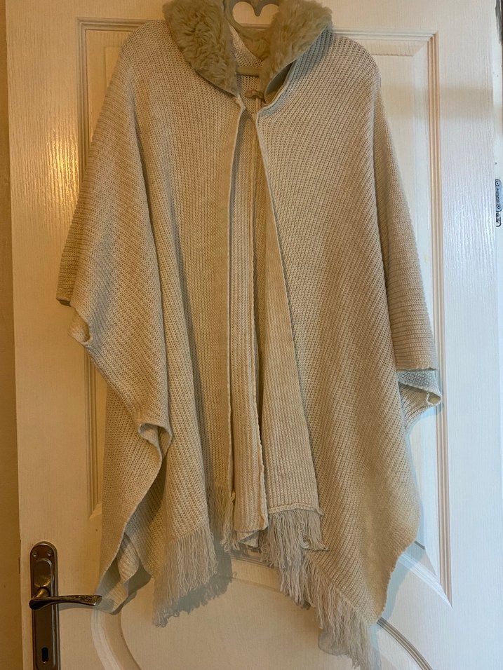 Bej tüylü Yakalı Örgü Kadın Panço - Görsel 2