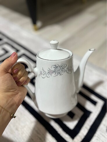 Aksesuar olarak vitrinde duruyordu temiz
