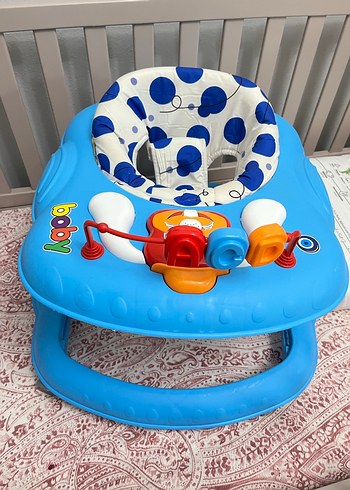 Mavi renkli renkli bebek yürüteci