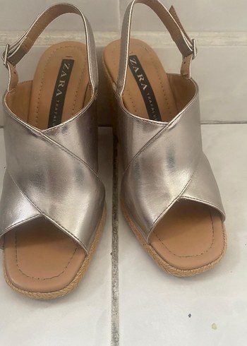 Zara Dolgu Topuklu Sandalet