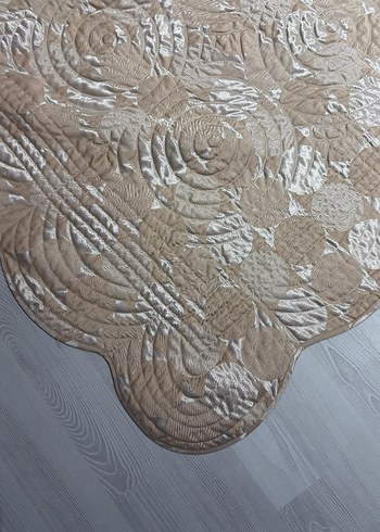 Bej İşlemeli Parlak Yatak Örtüsü - Görsel 5