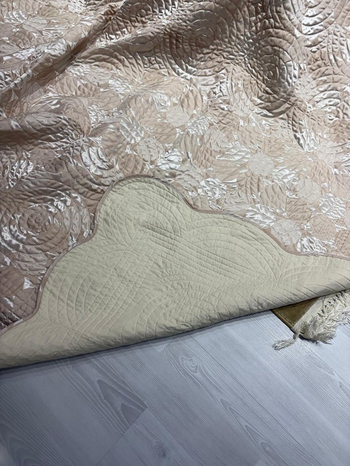 Bej İşlemeli Parlak Yatak Örtüsü - Görsel 2