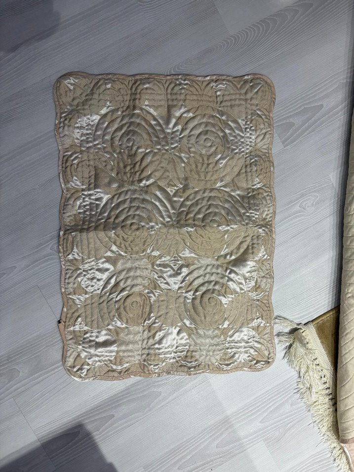 Bej İşlemeli Parlak Yatak Örtüsü - Görsel 4
