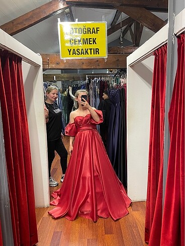 Kırmızı elbise