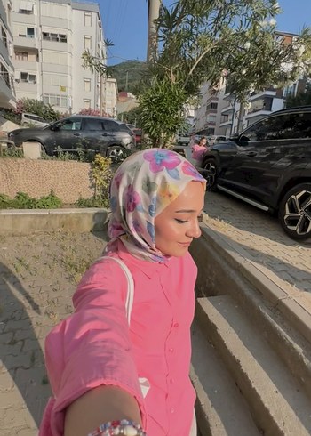Pembe Dökümlü Kadın Eşarp