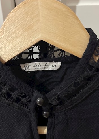 Düğmeli Siyah Nakışlı Uzun Kollu Bluz - Görsel 3