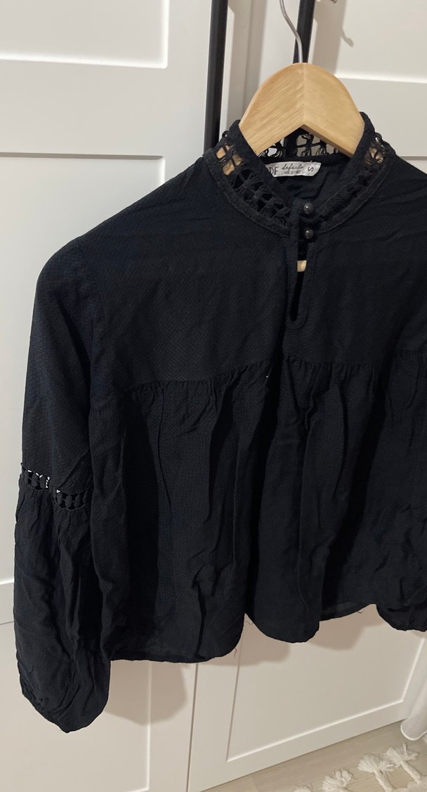 Düğmeli Siyah Nakışlı Uzun Kollu Bluz - Görsel 2