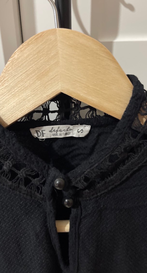 Düğmeli Siyah Nakışlı Uzun Kollu Bluz - Görsel 3