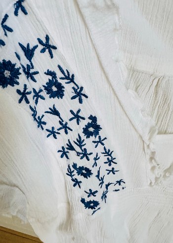 Nakışlı V Yakalı Bluz - Görsel 3