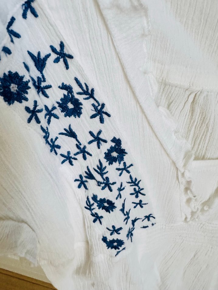 Nakışlı V Yakalı Bluz - Görsel 3