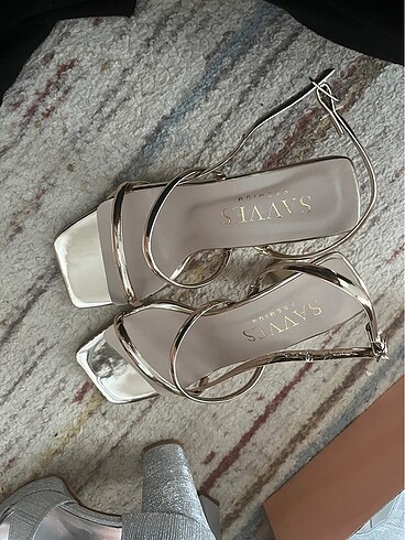 Altın renk topuklu ayakkabı - Görsel 4