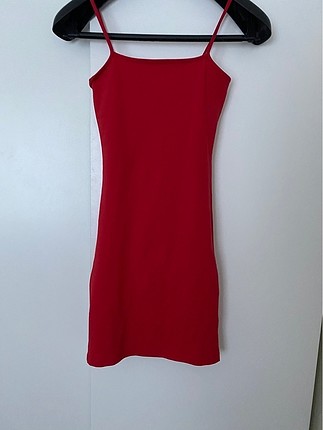 Yeni etiketli 4 ay önce aldım. h&m esnek kumaş kırmızı renk askı