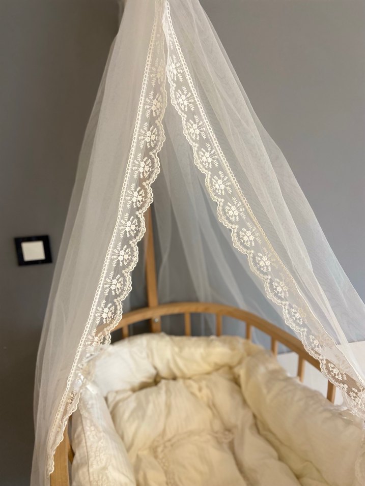 Beyaz Tül Örtülü sallanan Ahşap Beşik - Görsel 3