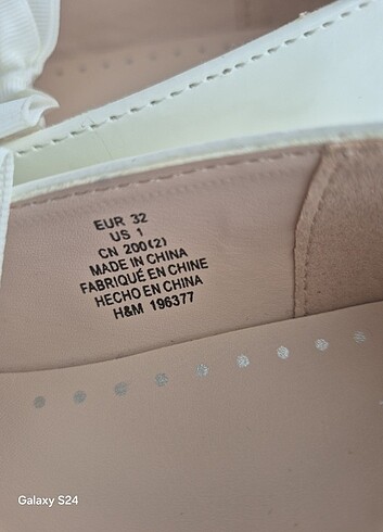 32 Beden beyaz Renk H&M 32 fiyonklu beyaz babet