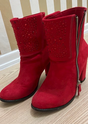 Kırmızı Süet Yüksek Topuklu Nakışlı Kadın Bot - Görsel 2