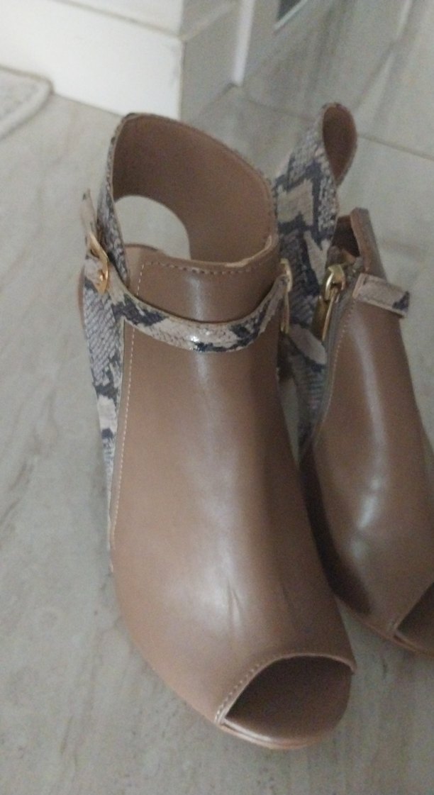 Bej Yılan Desenli Dolgu Topuklu Kadın Ayakkabı - Görsel 2
