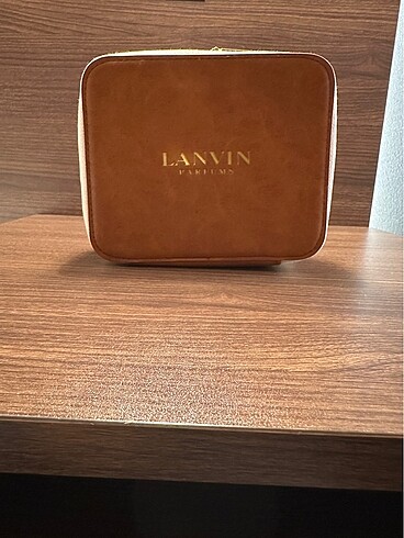 Lanvin makyaj çantası