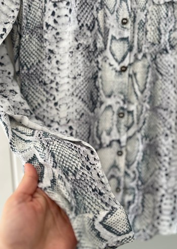 Gri Yılan Desenli Uzun Kollu Kadın Gömlek - Görsel 2