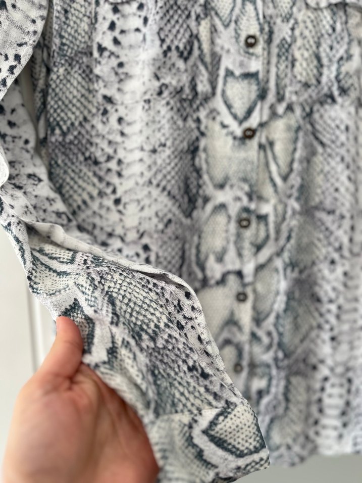 Gri Yılan Desenli Uzun Kollu Kadın Gömlek - Görsel 2
