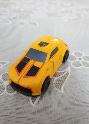 Transformers orjinal bumblebee figur.Hem araç hem de robot oluyo