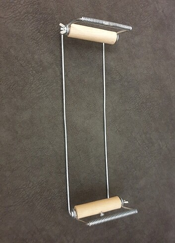Boncuk,elbezi vb.dokumak icin metal küçük el tezgahı.Boyu 28cm.,
