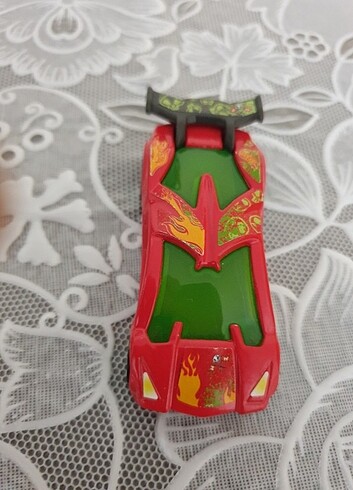 Mattel 2012 yilina ait, metal kırmızı Hot wheels araba.7 cm boyu