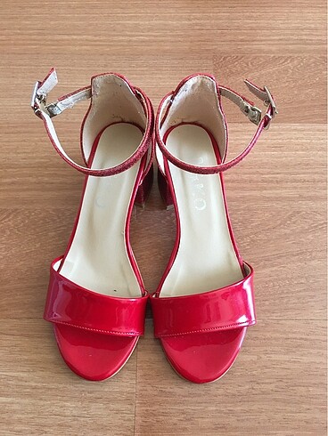 Kız çocuk kırmızı topuklu ayakkabı