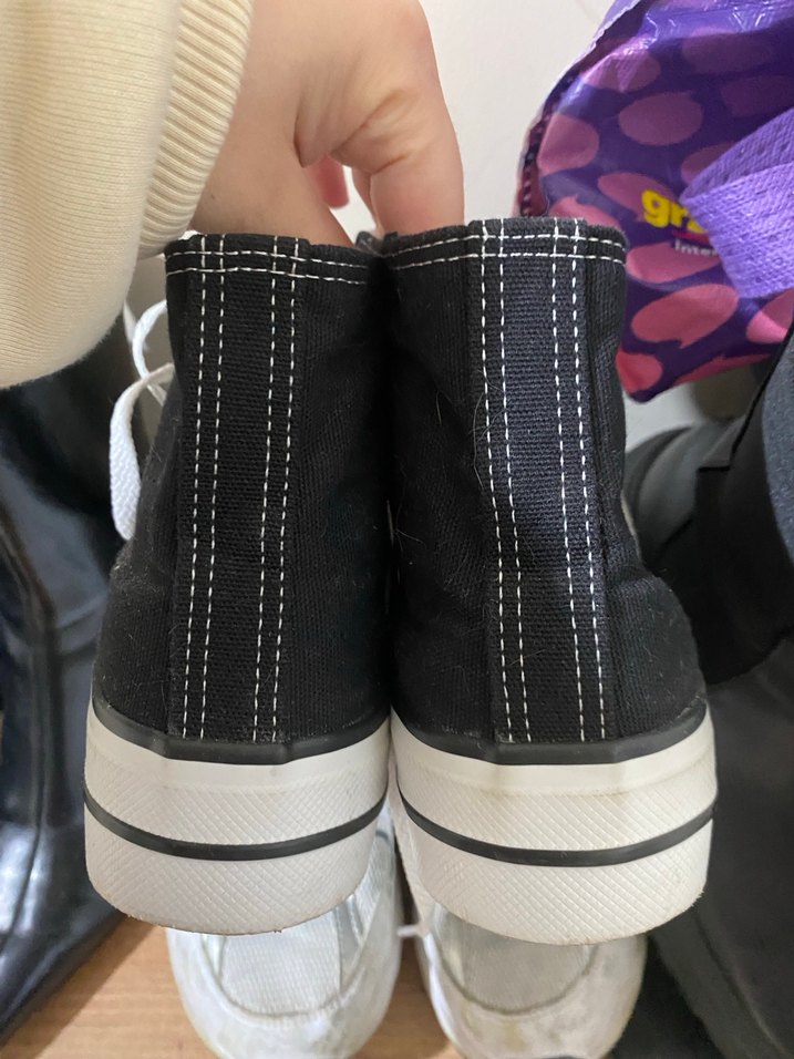 Siyah tabanlı converse - Görsel 3